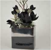 Zwart met RVS vaas met zwarte magnolia.
